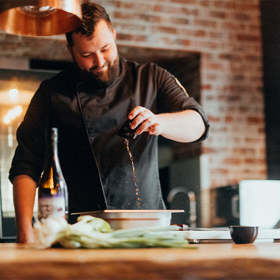 Daniel Parzen mariniert das Schweinefleisch für seine Lucky Ramen