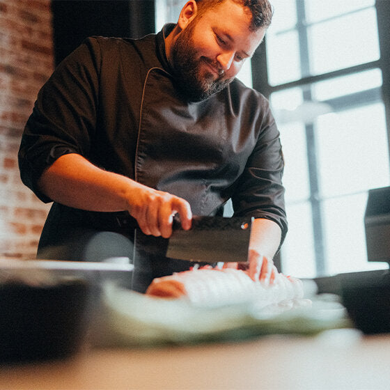 Daniel Parzen schneidet das Schweinefleisch in runde Stücke