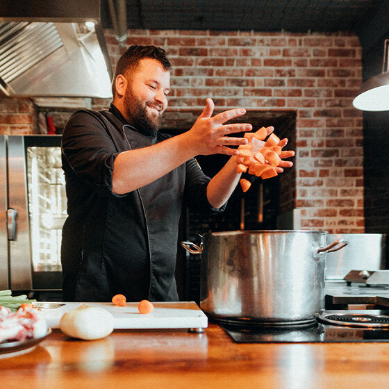 Daniel Parzen schneidet das Gemüse für seine Lucky Ramen