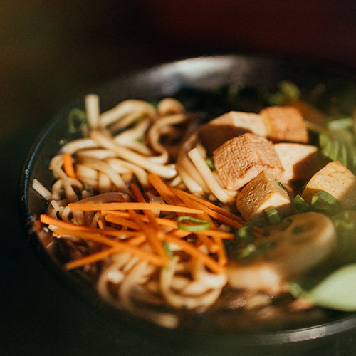 Nahaufnahme von veganen Lucky Ramen mit Tofu und verschiedenem Gemüse
