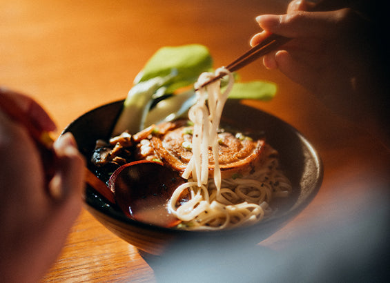 Nahaufnahme von fertigen Lucky Ramen in einer schwarzen Schüssel